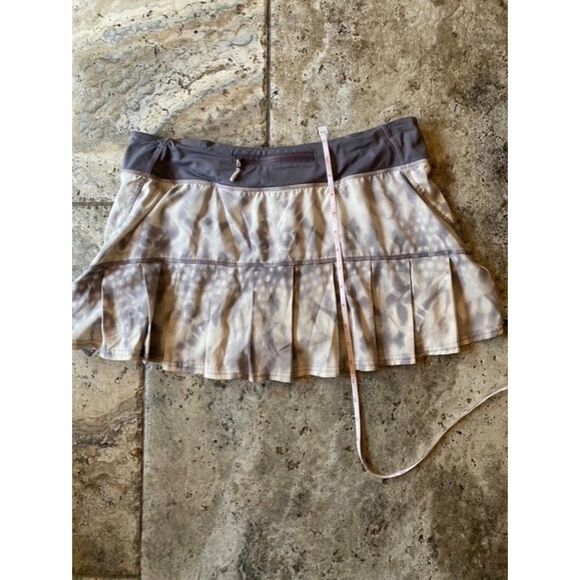 EUC Lululemon Run Speed Pleat Skirt in Ghost Snowy Owl 8 - Picture 4 of 5